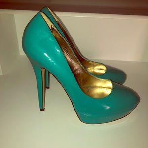 Size 8 turquoise pumps